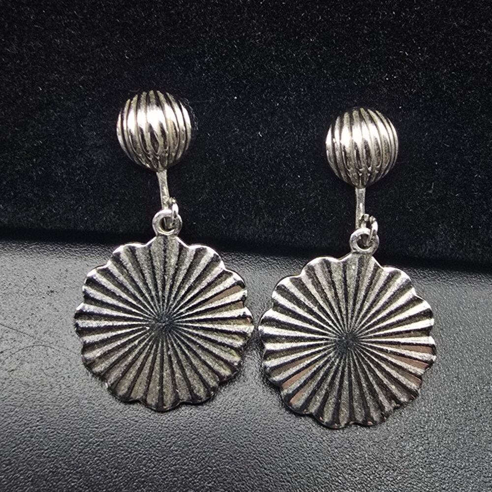 Sarah Coventry Snow Lace Clip On Earrings Silver Tone Ribbed Disc Vintage